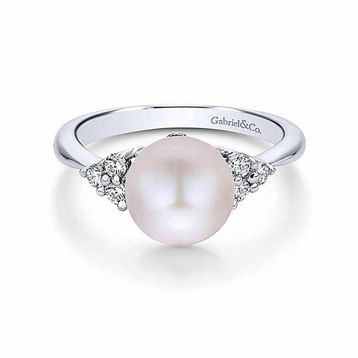 Elegant cultured pearl and diamond ring in white gold.