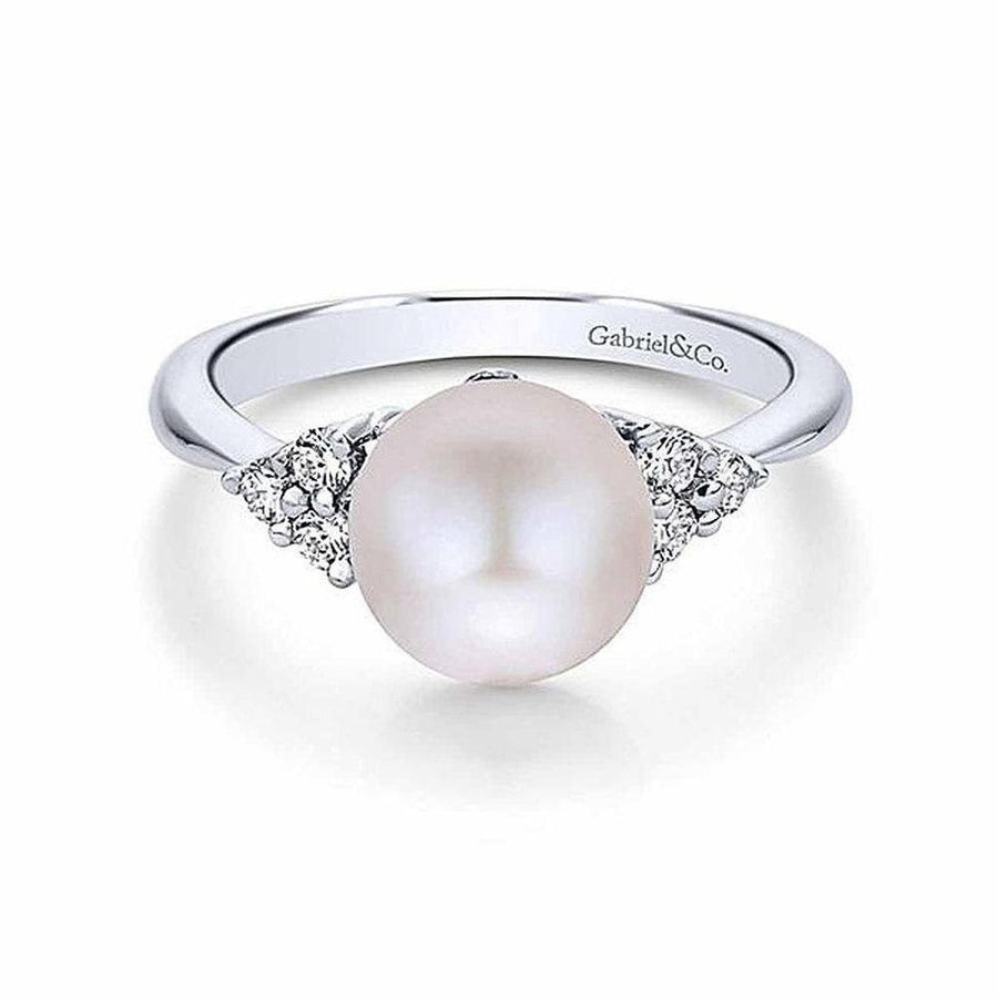Elegant cultured pearl and diamond ring in white gold.