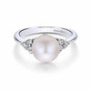 Elegant cultured pearl and diamond ring in white gold.