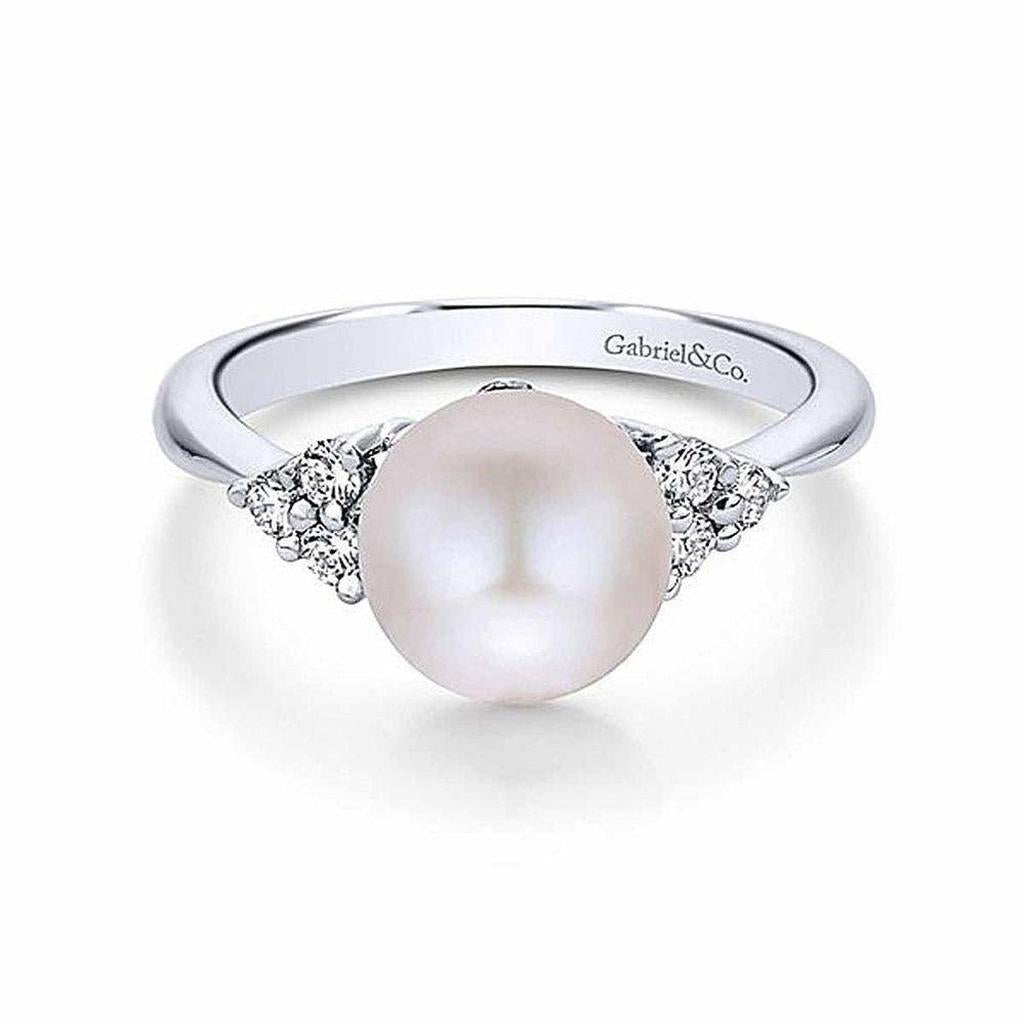 Elegant cultured pearl and diamond ring in white gold.
