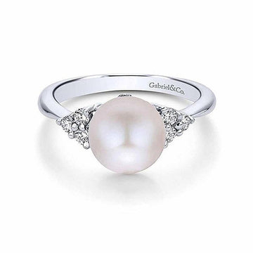 Elegant cultured pearl and diamond ring in white gold.
